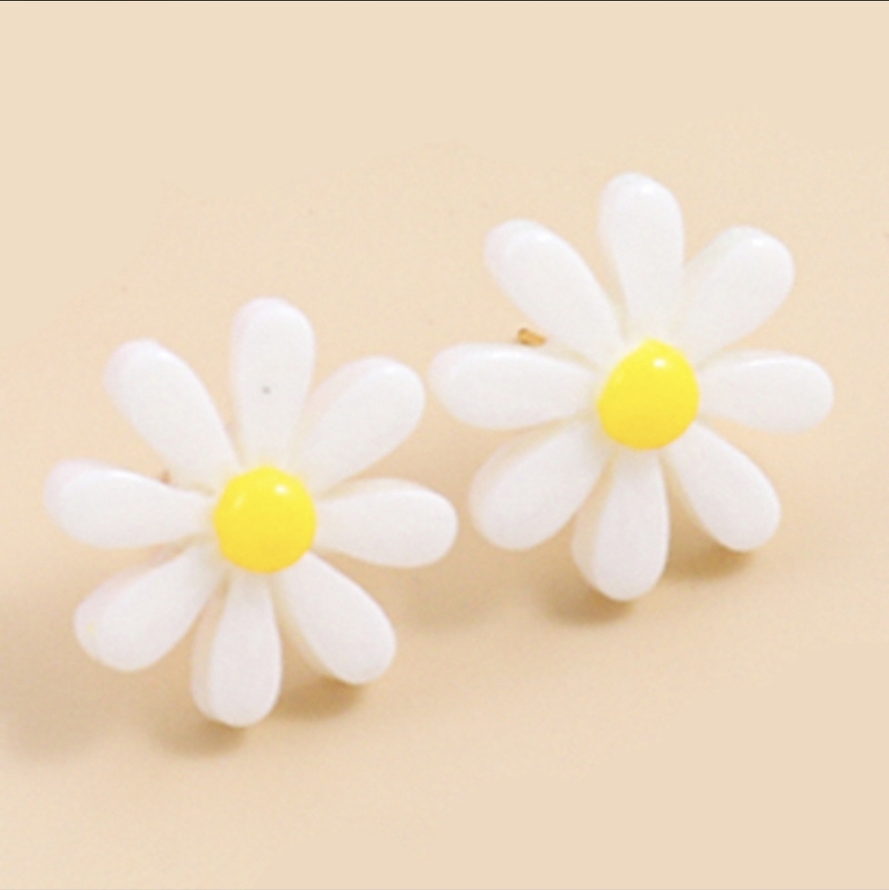 UHAVIT Personalized Daisy Earrings